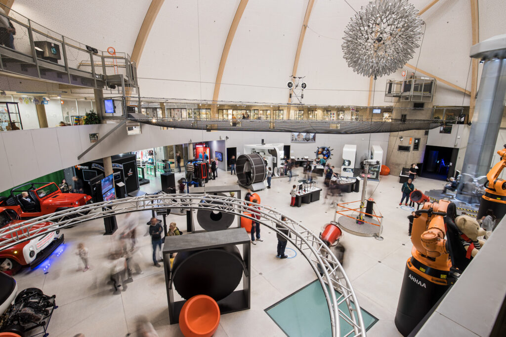 Научно-познавательный центр AHHAA в Тарту